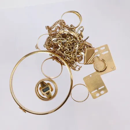 Diverse guld, delvis gravyr och defekt med stenar 18K Vikt: 89,6 g