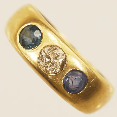 Ring med gammalslipad diamant ca 0,23ct, nagg, troligen syntetiska safirer i två nyanser, stl:16¾, bredd 6,6mm, 18K  Vikt: 6 g