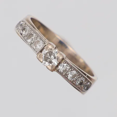 Ring vitguld diamanter 1 x ca 0,23ct + 8 x ca 0,03ct stl:17¼, gravyr, 18K Vikt: 5,7 g