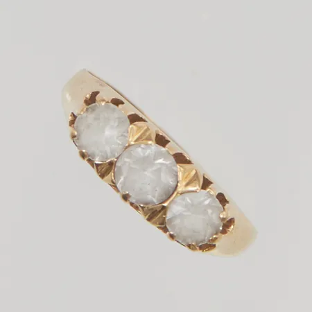 Ring stl:16¾ bredd 5mm vita stenar 18K 3,2g.