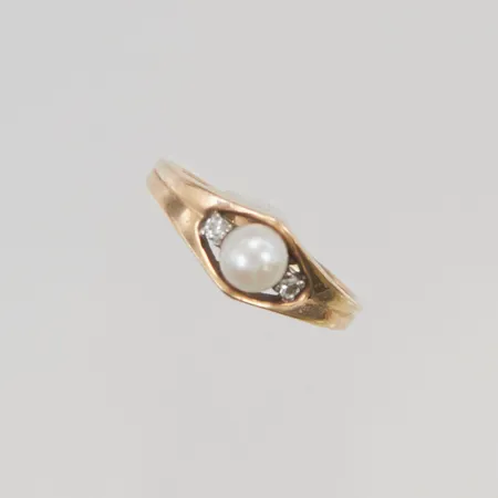 Ring med diamanter 2x ca 0,01ct stl:19 bredd 8mm pärla 18K 4,1g.