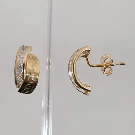 Örhänge med vita stenar. längd: 12.2mm bredd: 6.2mm. 18k 1,3g Vikt: 1,3 g