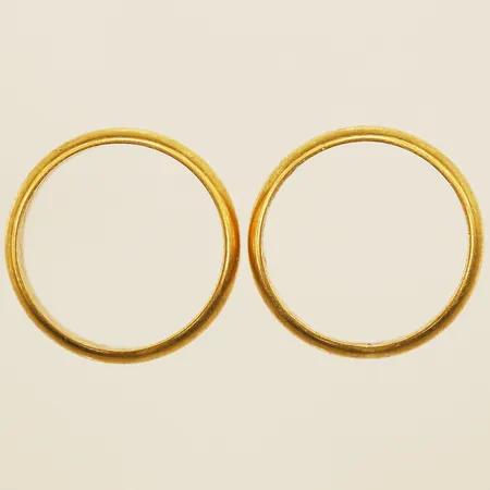 Två ringar stl:18¾, bredd 4,6mm, gravyr, 23K  Vikt: 12,2 g
