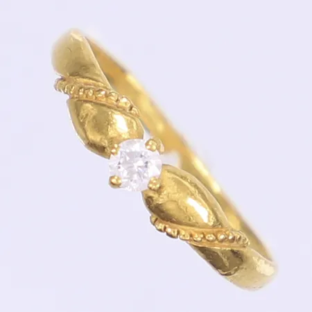 Ring med vit sten stl:16¾ bredd 2-4mm 23K  Vikt: 1,9 g