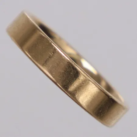 Ring slät Schalin stl:17, bredd 4mm, gravyr, 18K  Vikt: 4,5 g