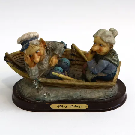 Figurin i polyresin, RBA Olofström numrerad:9000-8322, Troll i båt, 12x20cm,  formgivare Rolf Lidberg, Skickas med paket.