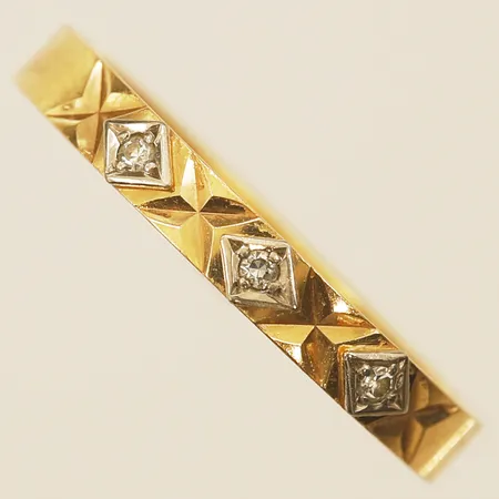 Ring med diamanter 3x0,01ct, stl:18, bredd 2,7mm, Ceson Guldvaru Ab år 1979, fattning i vitguld 18K Vikt: 1,6 g