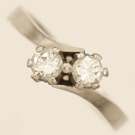 Tvillingring med diamanter 2xca0,23ct, stl:17¼ bredd 8mm vitguld, 18K  Vikt: 4,7 g