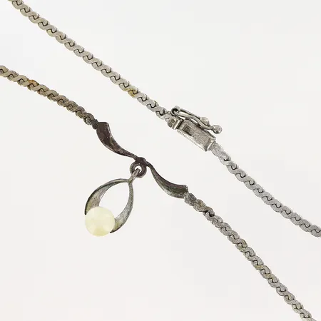 Collier längd 43,5cm, slitage på imitationspärla, defekter på länk, silver 835/1000 Vikt: 10,8 g