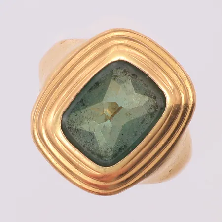 Ring grön sten stl:18¾, spricka i bandet, 18K Vikt: 5,5 g