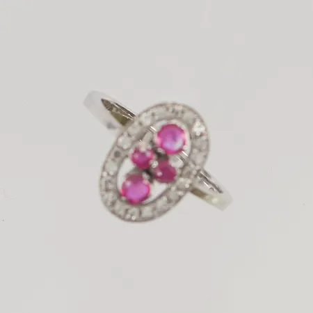 Ring med 20x diamanter totalt ca 0,24ctv samt rosa safirer med små skador, stl:18¼ bredd 15mm vitguld 18K 4,6g.