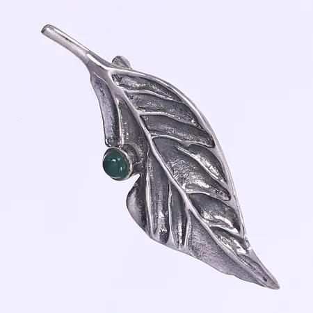 Brosch löv med grön sten 57x22mm, defekt låsmekanism, silver 925/1000 Vikt: 8,8 g