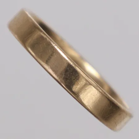 Ring slät Schalin stl:21, bredd 3,8mm, gravyr, 18K  Vikt: 5,2 g