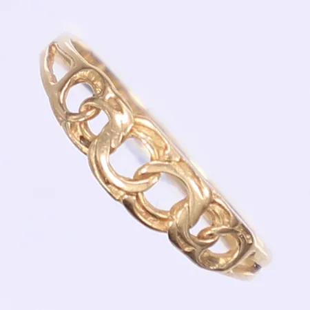 Ring Bismarck stl 15½ bredd 2-5mm något ojämn skena 18K  Vikt: 0,9 g