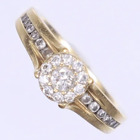 Ring med diamanter 1x ca 0,16ct 25x ca 0,01ct stl:17½ bredd 2-7mm 14K Vikt: 4,6 g