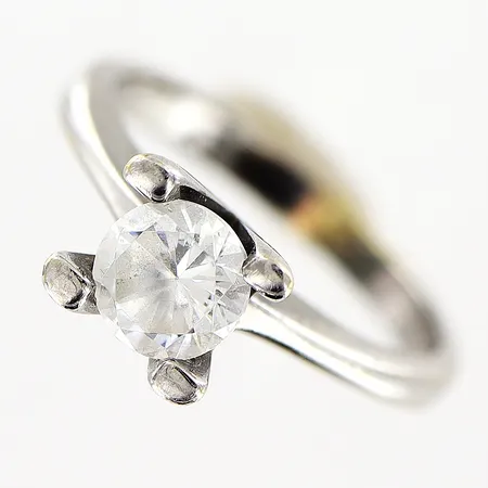 Ring vitguld med vit sten Ø5mm stl:15½, skena 2,5mm, i behov av rhodinering, 14K Vikt: 3,3 g