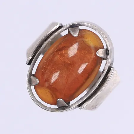 Ring med bärnsten stl:18¼, bredd 5-21mm, sten något lös i fattning, oxiderad, silver 830/1000 Vikt: 7,2 g