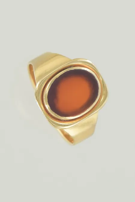 Ring med sten stl: 18 bredd 14mm, lite ojämn 18K  Vikt: 4,7 g