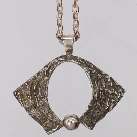 Collier design Alf Halldin hänge längd 55mm bredd 65mm, kedja längd 76cm bredd 4mm, vitmetall