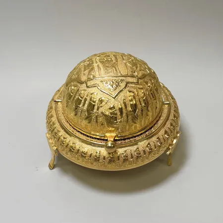 Kaviarskål på fot i förgylld metall Ø18cm höjd ca 14cm. Vikt: 0 g Skickas med paket.