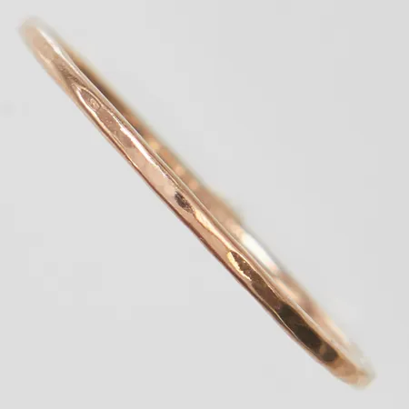 Ring med hamrad dekor, stl: 16¼, bredd: 1mm, engelska stämplar, roséguld, 9K Vikt: 0,4 g