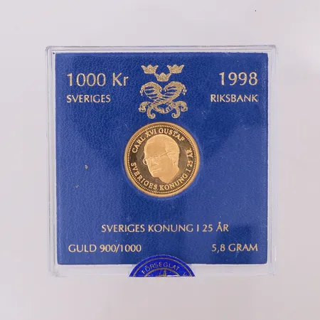 Minnesmynt Carl XVI Gustaf svensk Sveriges Konung i 25 år 1998 Ø21mm, nominellt värde 1000kr, etui Sveriges Riksbank, 21,6K Vikt: 5,8 g