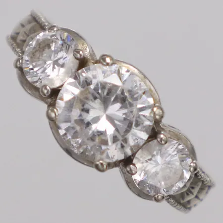 Ring, vita stenar stl:16 bredd 3,5-9mm vitguld, sten något lös, ostämplad, 14K  Vikt: 6,3 g