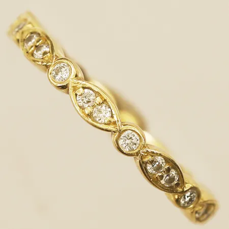 Ring med diamanter 27xca0,01ct troligen syntetiska, stl:15¾, bredd 2,4mm, gravyr, 18K  Vikt: 2,6 g