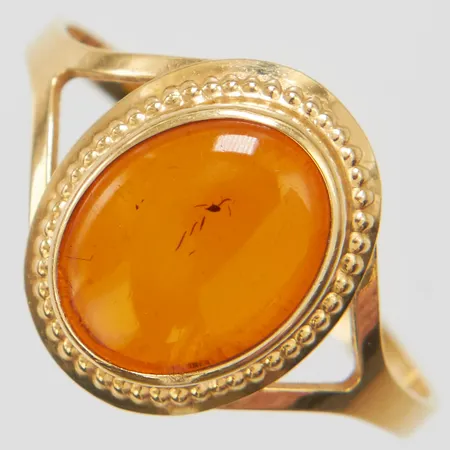Ring med bärnsten stl: 17½, bredd: 1,6-13mm, något skev skena, 18K, bruttovikt 1,3g Vikt: 1,3 g