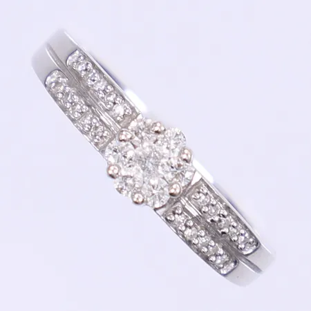 Ring med diamanter totalt 1xca 0,04ct 6xca 0,02ct 20xca 0,005ct stl: 18 bredd 2-5mm, Guldfynd, vitguld, 18K  Vikt: 3,2 g