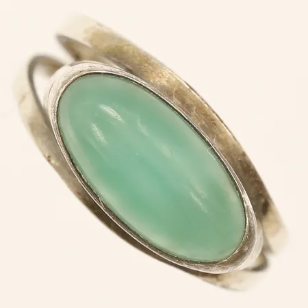 Ring med grön sten stl:17¼ bredd 3,3mm något skev skena 830/1000 silver Vikt: 2,6 g