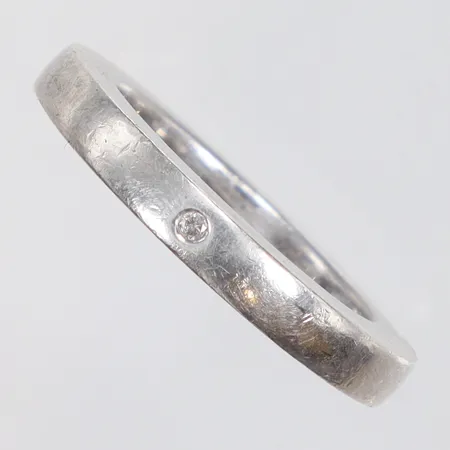 Ring med diamant 0,015ct , stl:17¼, bredd 3mm, 925/1000 silver  Vikt: 6,4 g