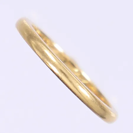 Ring slät stl:17¾ bredd 2mm, gravyr, 20K  Vikt: 3,5 g
