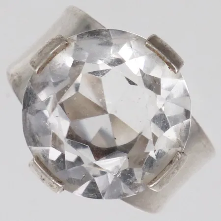 Ring vit sten Waldemar år 1967 stl:17½, bredd 3,7-16,4mm, silver Vikt: 6,5 g