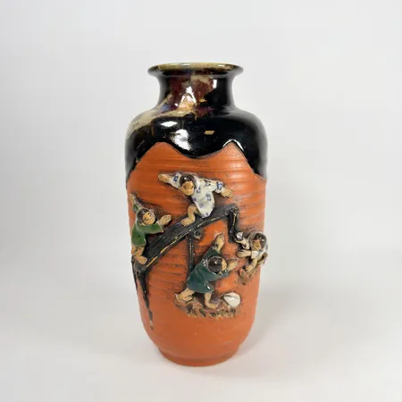 Vas Sumida Gawa Japan omkring 1900-talets början dekor av fyra lekande barn smärre dekornagg upptill med mindre spricka höjd 23,5cm Skickas med paket.