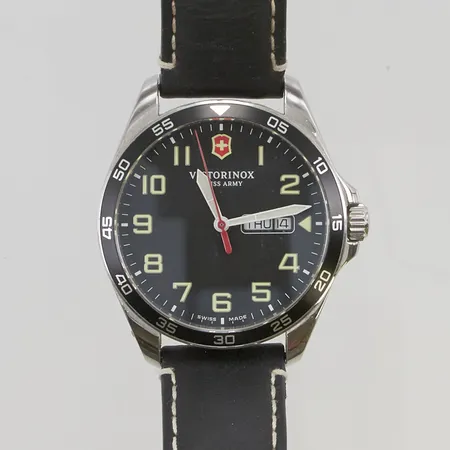 Herrur Victorinox 43mm stål quartz ref:241846 serienr: 230113540, certifikat från 2023, box, ytterkartong, ytterkartong, manual.