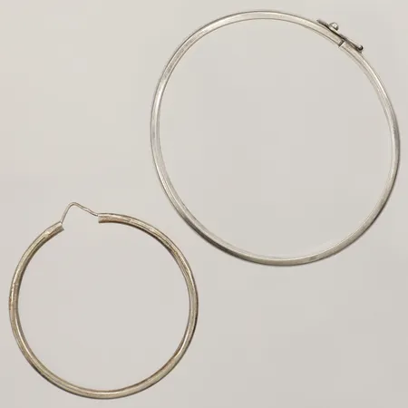 Armring samt udda örhänge, skevt defekt, silver  Vikt: 9,3 g