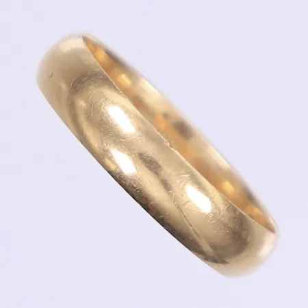 Ring slät stl:21¼ bredd 5mm, gravyr, 18K  Vikt: 5,5 g