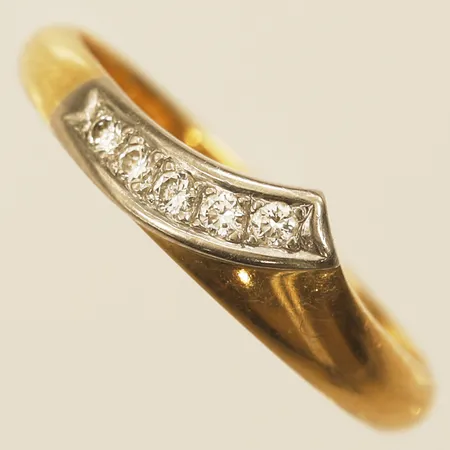 Ring med diamanter 5x0,02ct, stl:17¼, bredd 2,6-5,6mm, gravyr, fattning i vitguld 18K Vikt: 3 g