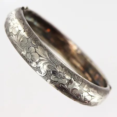 Armband Ø62x57mm bredd 13mm, blommönster, säkerhetskedja saknas, lås något slappt, svensk importstämpel, silver 830/1000. Vikt: 21,3 g