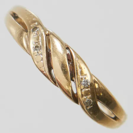 Ring med 4 diamanter 0,02ct enligt gravyr, 8/8-slipade, stl: 18, bredd: 1,6-4,7mm, 18K Vikt: 1,8 g