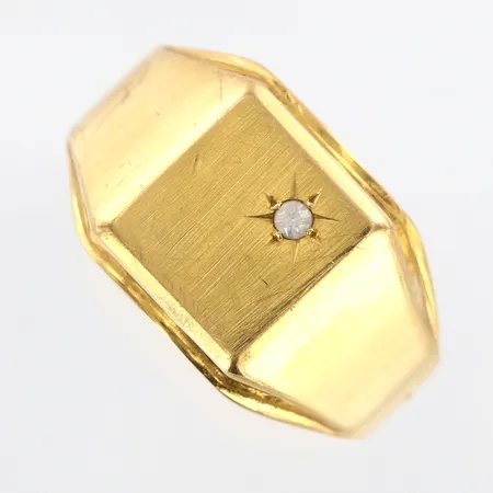 Klackring med vit sten stl: 22¾, bredd ca4-14mm, Ceson, år 1977, spår av lagning i skena,18K  Vikt: 4,8 g