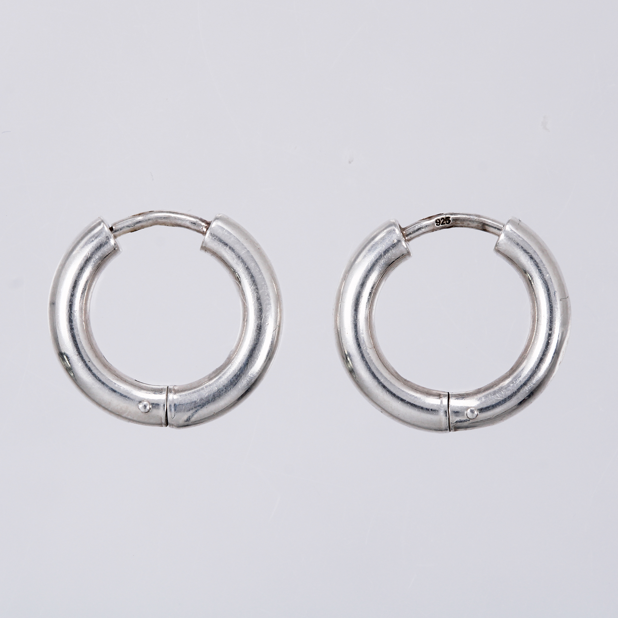 Ett par örhängen creoler inner Ø ca 10mm, längd: ca 1,5cm, bredd: ca 3mm, 925/1000 silver Vikt: 1,5 g