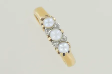 Ring med pärlor stl:19 bredd 2,5 mm, graverad 18K Vikt: 4,7 g