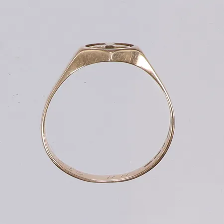 Klackring, stl:21½, bredd 5-12mm, skev, gravyr, 14K Vikt: 6,9 g