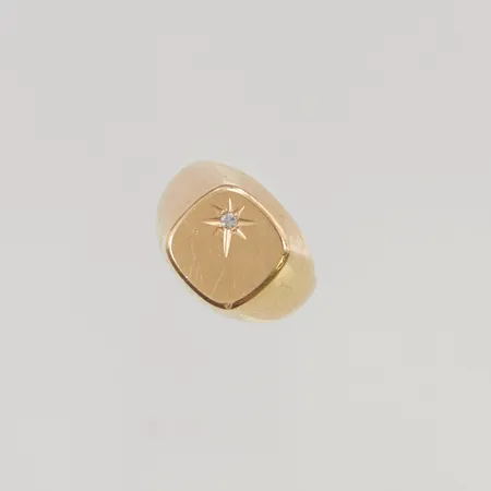 Ring diamant ca 0,01ct stl:16¼ bredd 13mm 18K 6,3g.
