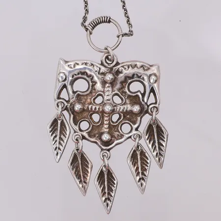 Collier Kalevala Kuro Hästkorset längd ca 66cm bredd 1,5mm, hänge längd 66mm bredd 38mm, silver 813/1000 Vikt: 23,4 g