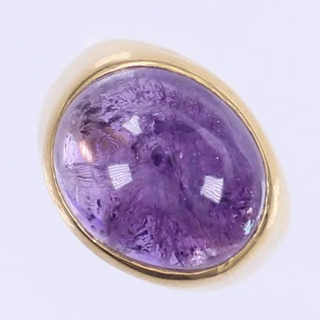 Ring med cabochonslipad ametist stl:15¾ bredd 3-13mm 18K Bruttovikt: 5,8 g Vikt: 5,8 g