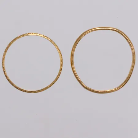 2 ringar gravyrer buckliga repiga 18K  Vikt: 4 g