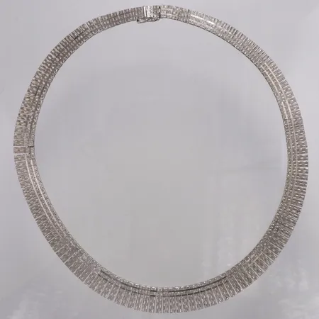 Collier halvstel längd 43,5cm, bredd 8-14mm, defekt i länk, 835/1000 silver Vikt: 28,8 g